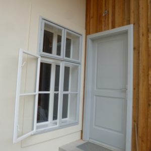 Kastenfenster und Rahmentür